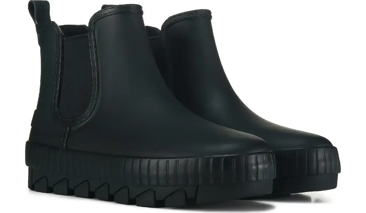 The Best Footwear for Airport Fashion