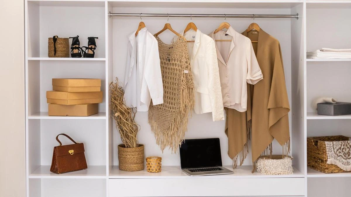 minimalist wardrobe
